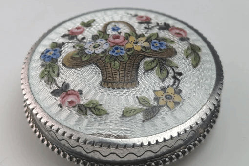 彫金とエナメルの融合「ギロシェエナメル装飾」