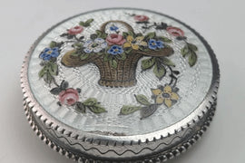 彫金とエナメルの融合「ギロシェエナメル装飾」