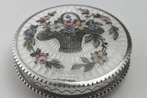 彫金とエナメルの融合「ギロシェエナメル装飾」