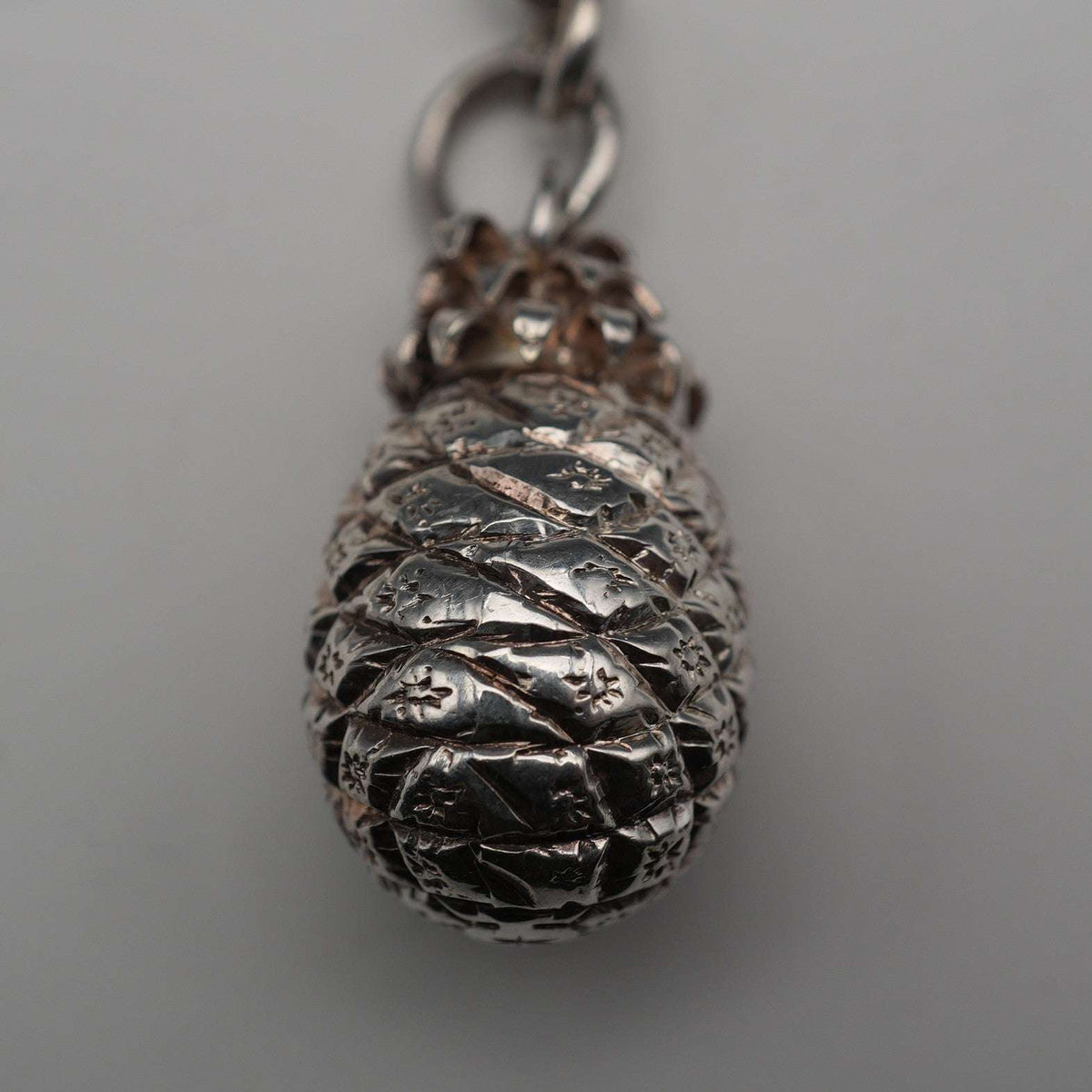 英国アンティーク 純銀製アルバートチェーン 34g トロンボーンリンク パイナップルフォブ 英国アンティーク 純銀製アルバートチェーン 34g トロンボーンリンク