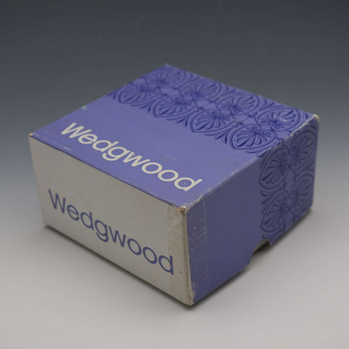 英國 Wedgwood Jasperware 製 J.Wedgwood 誕辰 250 週年淡藍色方形附蓋盒,附原廠盒裝