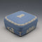 英國 Wedgwood Jasperware 製 J.Wedgwood 誕辰 250 週年淡藍色方形附蓋盒,附原廠盒裝