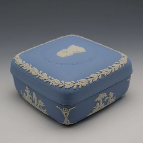 英國 Wedgwood Jasperware 製 J.Wedgwood 誕辰 250 週年淡藍色方形附蓋盒,附原廠盒裝