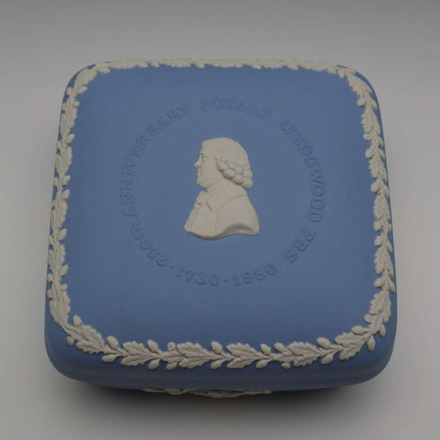 英國 Wedgwood Jasperware 製 J.Wedgwood 誕辰 250 週年淡藍色方形附蓋盒,附原廠盒裝