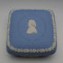 英國 Wedgwood Jasperware 製 J.Wedgwood 誕辰 250 週年淡藍色方形附蓋盒,附原廠盒裝