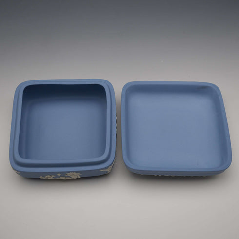 英國 Wedgwood Jasperware 製 J.Wedgwood 誕辰 250 週年淡藍色方形附蓋盒,附原廠盒裝