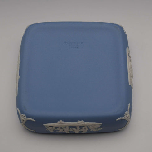 英國 Wedgwood Jasperware 製 J.Wedgwood 誕辰 250 週年淡藍色方形附蓋盒,附原廠盒裝