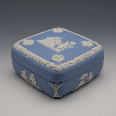 1969年 英國威基伍德 Jasperware 製 附蓋方形盒 淡藍色