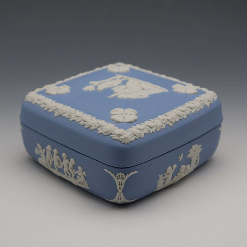 1969年 英國威基伍德 Jasperware 製 附蓋方形盒 淡藍色