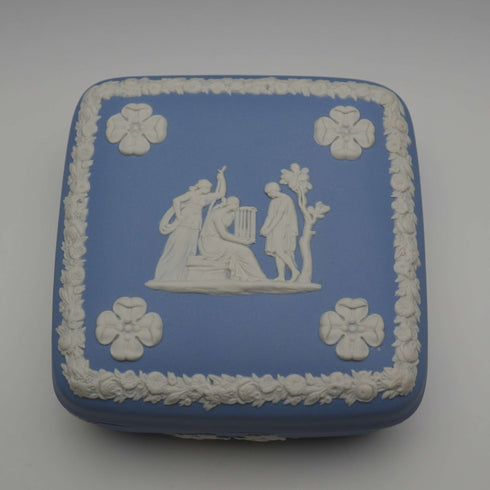 1969年 英國威基伍德 Jasperware 製 附蓋方形盒 淡藍色