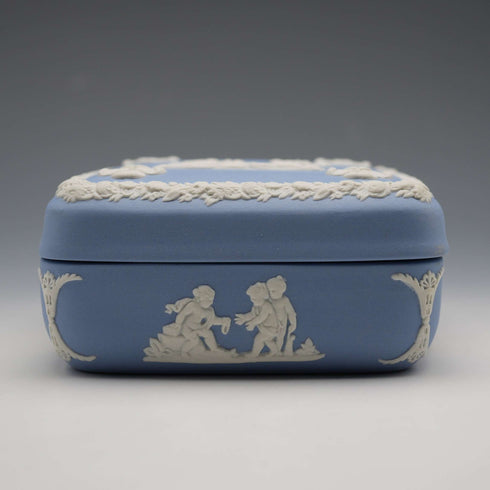 1969年 英國威基伍德 Jasperware 製 附蓋方形盒 淡藍色
