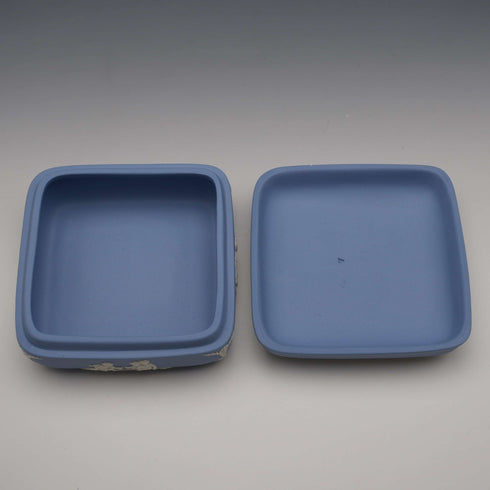 1969年 英國威基伍德 Jasperware 製 附蓋方形盒 淡藍色