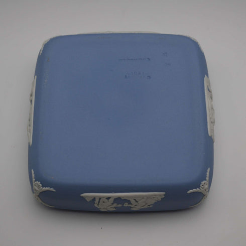 1969年 英國威基伍德 Jasperware 製 附蓋方形盒 淡藍色