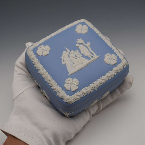 1969年 英國威基伍德 Jasperware 製 附蓋方形盒 淡藍色