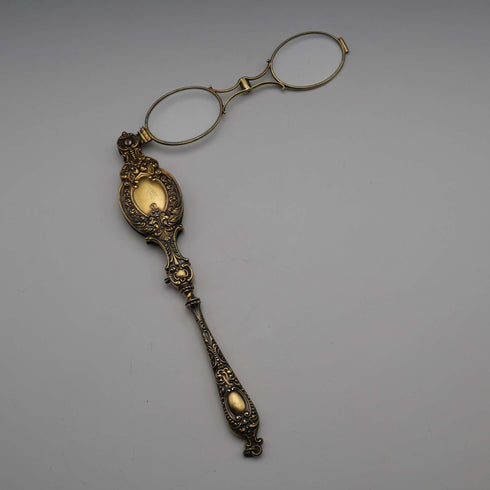 Gafas plegables portátiles de plata esterlina con baño de oro (vermeil) y decoración detallada, estilo lorgnette, antigüedad estadounidense