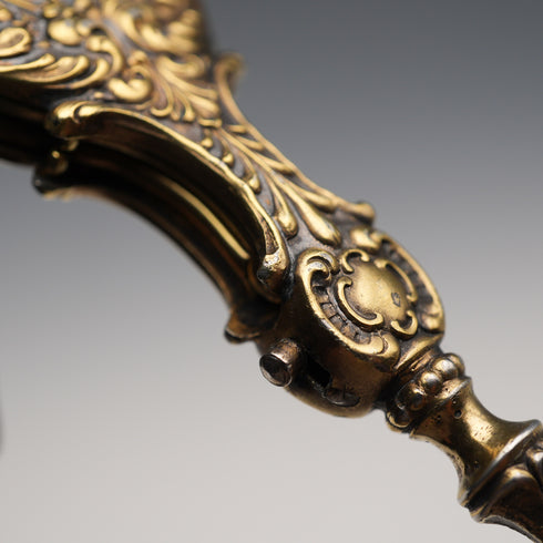 Gafas plegables portátiles de plata esterlina con baño de oro (vermeil) y decoración detallada, estilo lorgnette, antigüedad estadounidense