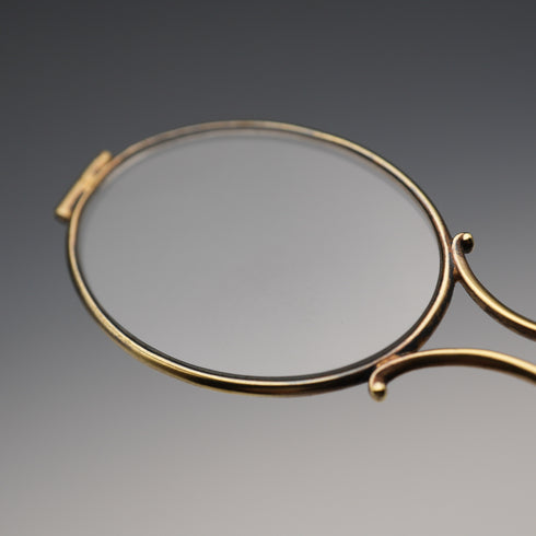 Gafas plegables portátiles de plata esterlina con baño de oro (vermeil) y decoración detallada, estilo lorgnette, antigüedad estadounidense