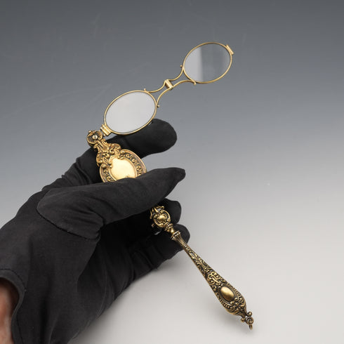 Gafas plegables portátiles de plata esterlina con baño de oro (vermeil) y decoración detallada, estilo lorgnette, antigüedad estadounidense
