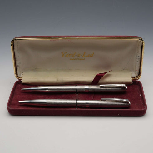 1986, Reino Unido, bolígrafo y portaminas de plata esterlina Yard-O-Led, con estuche.
