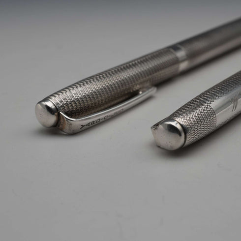 1986, Reino Unido, bolígrafo y portaminas de plata esterlina Yard-O-Led, con estuche.