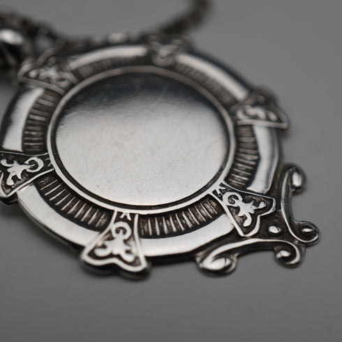 Medalla colgante de plata de ley vintage británica de 1934, 11 g en total, con cadena de plata de ley, Robert Pringle