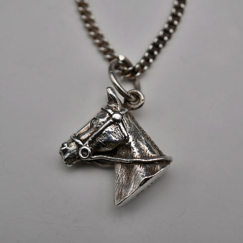 Colgante vintage de plata de ley con forma de cabeza de caballo, 10,1 g en total, con cadena de plata de ley.