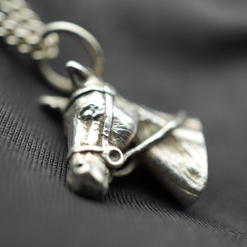Colgante vintage de plata de ley con forma de cabeza de caballo, 10,1 g en total, con cadena de plata de ley.