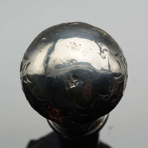 Bastón antiguo británico de 1922 con eje negro y mango de rondel de plata esterlina, 91 cm