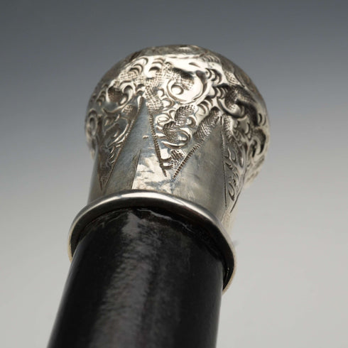 Bastón antiguo británico de 1922 con eje negro y mango de rondel de plata esterlina, 91 cm
