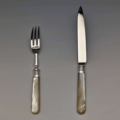 1909 年英國古董白色珍珠貝柄甜點餐具一對,裝在 Josiah Williams 盒中