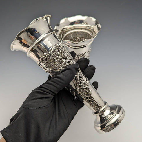 1903年 英国アンティーク 純銀製 花瓶ペア ピアス装飾 計214g インナーなし