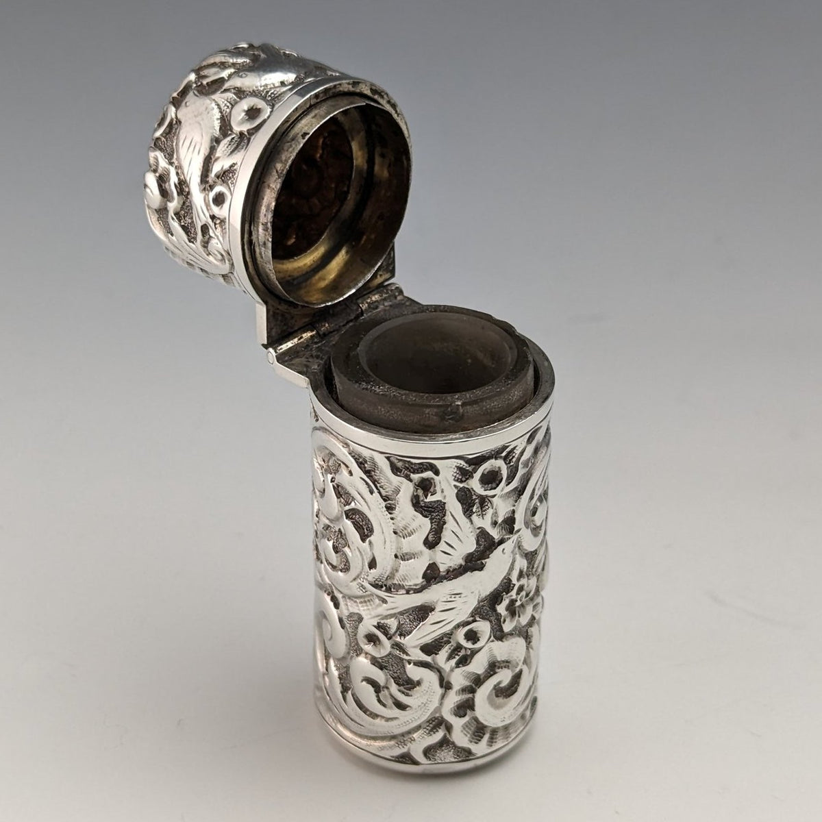 1896年 英国アンティーク 純銀製 浮彫小鳥彫刻 携帯用香水瓶 Sampson Mordan
