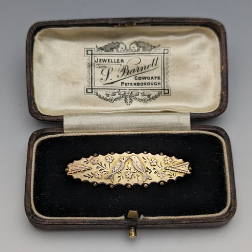 Around 1875 British antique 9ct gold small bird decoration pin brooch in case