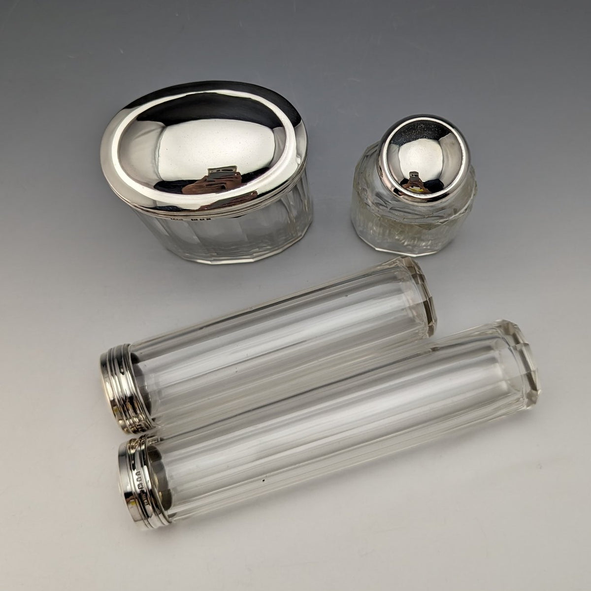 1924年頃 英国ヴィンテージ 純銀蓋 ガラスボトル4個セット