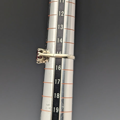 1977 British Vintage Jewelry 3 Garnet Sterling Silver Ring Ring