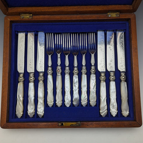 19世紀後半 英国アンティーク 彫刻白蝶貝ハンドル デザートカトラリー6ペアセット 木箱入り