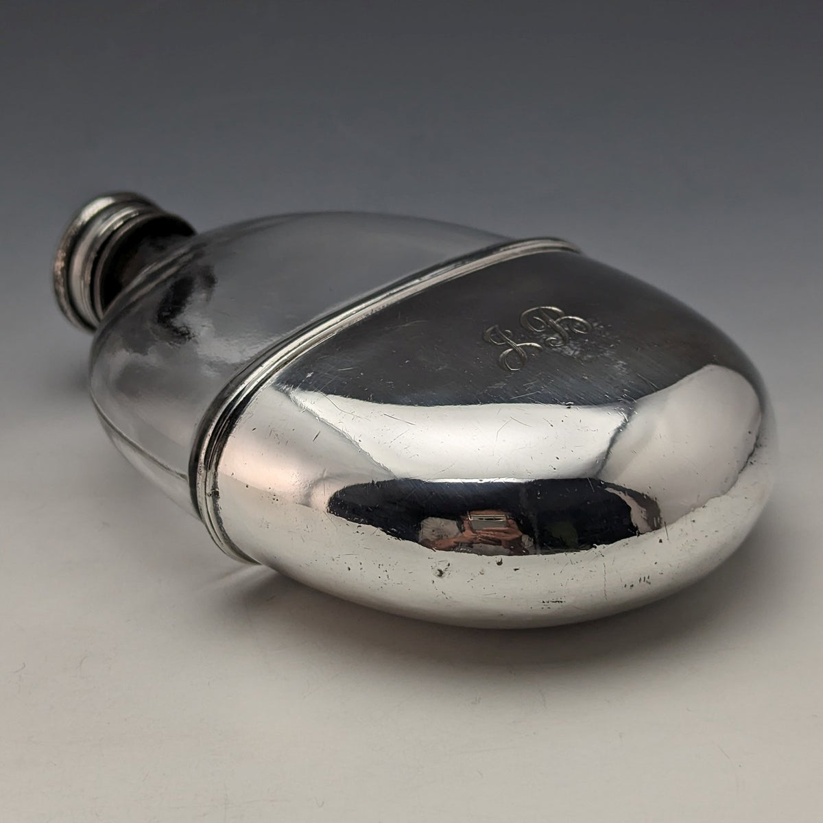 目立った傷や汚れのない美品機能1900年 英国アンティーク シルバープレート装飾 オーバル型ガラススキットル ヒップフラスコ