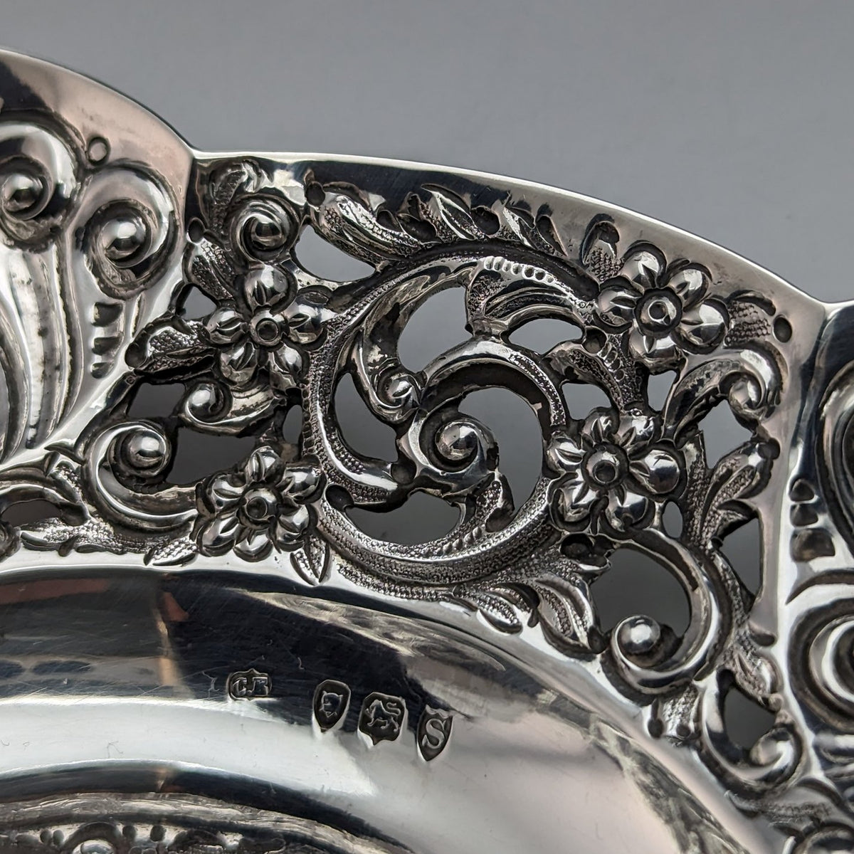 1893年 英国アンティーク 純銀製 細密装飾ディッシュ 154g Charles