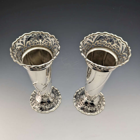 1899年 英国アンティーク 純銀製 花瓶ペア ピアス装飾 計445g Manoah Rhodes