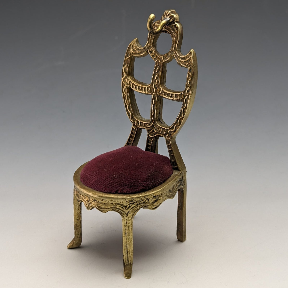 目立った傷や汚れのない美品機能1920年代 真鍮製 椅子型 懐中時計ホルダー ダークレッドシート