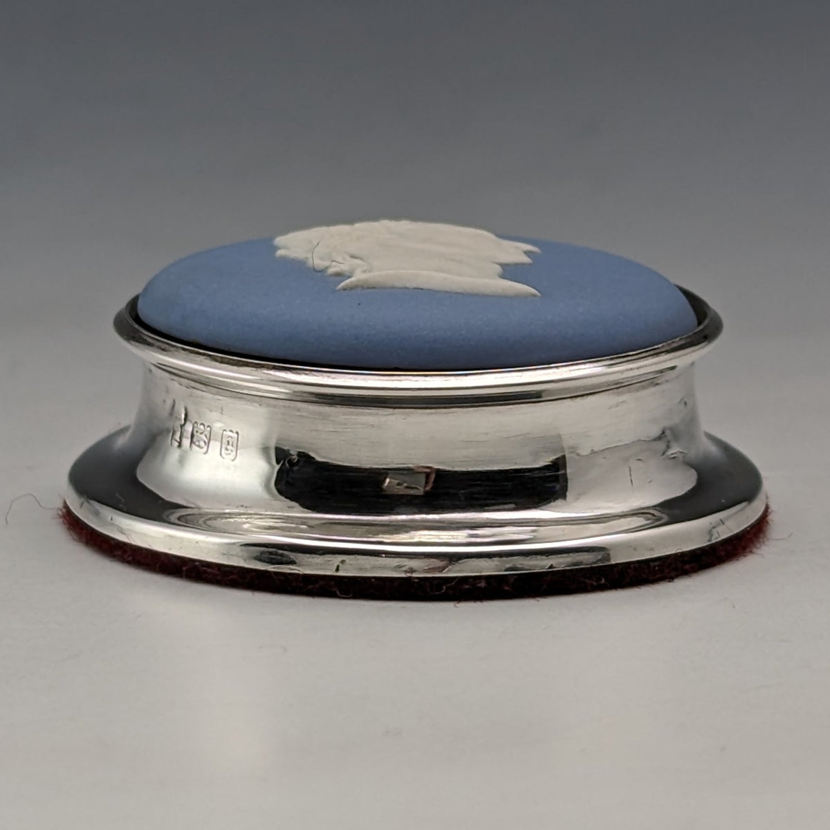 目立った傷や汚れのない美品機能1921年 英国アンティーク ウェッジウッド ジャスパーウェア製 ペーパーウェイト 純銀装飾