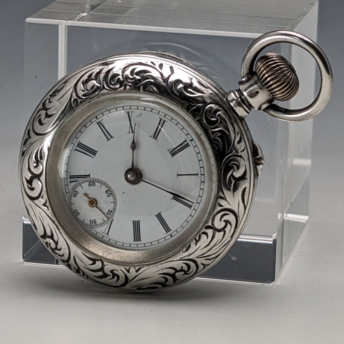目立った傷や汚れのない美品機能1900年頃 アンティーク スイス製 小型懐中時計 彫刻銀側ケース 動作良好