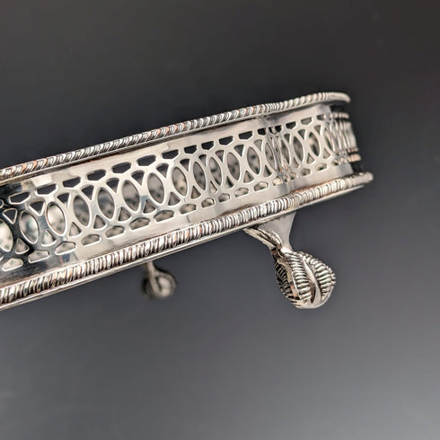 英国ヴィンテージ シルバープレート製 脚付きギャラリートレイ 直径25cm Walker&Hall