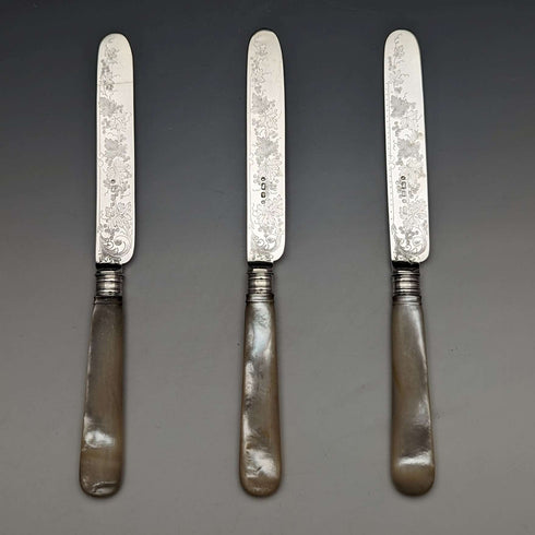 1880年 英国アンティーク 彫刻白蝶貝ハンドル デザートナイフx3 Stokes & Ireland