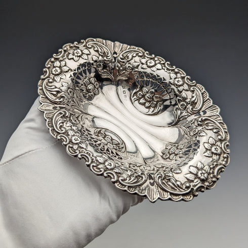 1897 年英國古董純銀花卉雕刻盤 62 克 George Nathan & Ridley Hayes