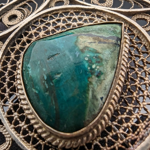 英国ヴィンテージ グリーンストーン&フィリグリー シルバーブローチ