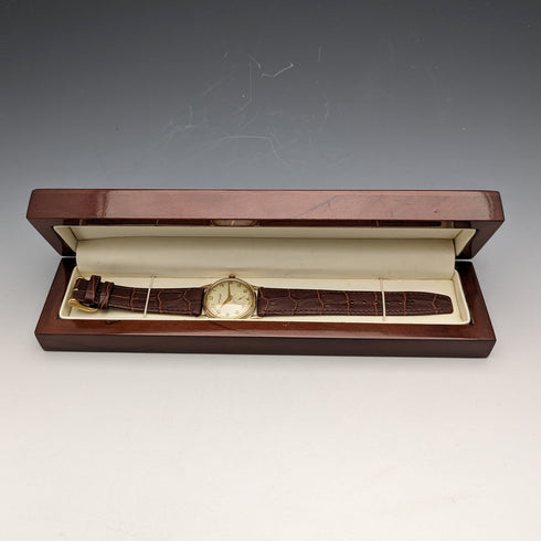 1962 British Vintage Russell Watch K9 solid gold case, in good working order, in wooden box