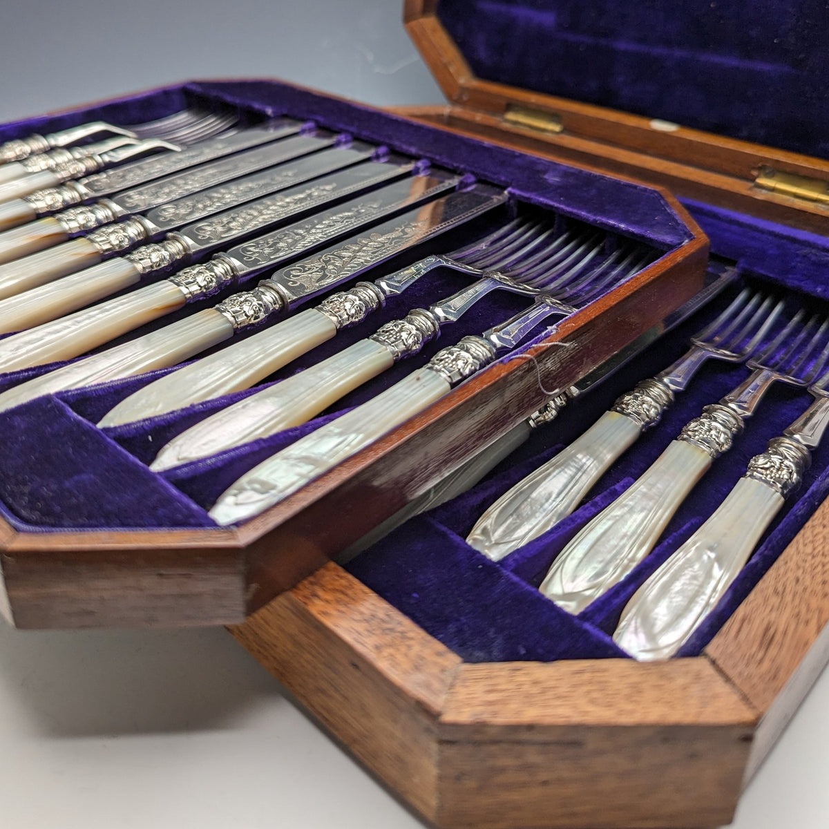 1860年頃 英国アンティーク 白蝶貝ハンドル カトラリー12ペアセット Walker &amp; Hall 1860年頃 英国アンティーク 白蝶貝ハンドル カトラリー12ペア