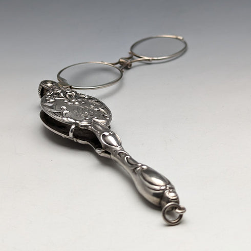 米国アンティーク 純銀製 アール・ヌーヴォー装飾 携帯用折りたたみ式眼鏡 ロニエット