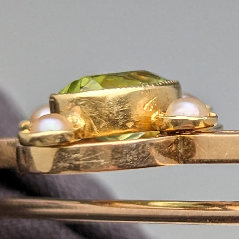 英國古董 15 克拉金綠寶石與珍珠別針胸針